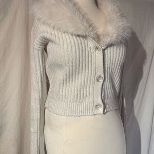 Women's White Fuzzy Collar Sweater from Stitch & Pine size medium